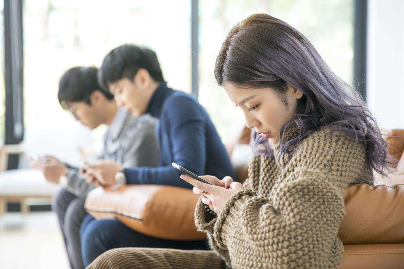 玩手机.jpg