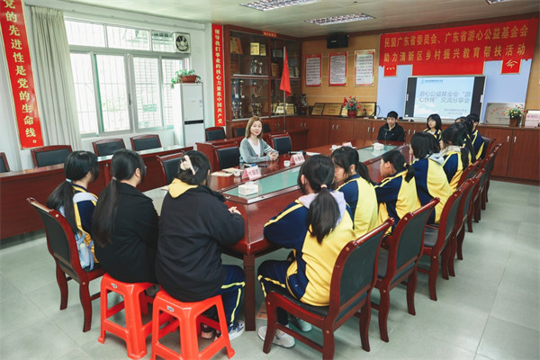 4孙总清远助学探访.jpg